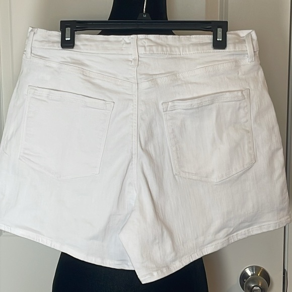 Jessica Simpson Women's White High Rise  Side Slit Short -  Size 12 NWOT - Picture 2 of 9